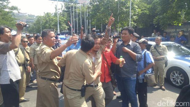 Massa Aksi Sopir Taksi di Semarang Hadang Mobil, Polisi Turun Tangan