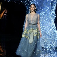 Koleksi terbaru dari desainer Hian Tjen yang mengusung tema Magellani yang bertempat di Ballroom Raffles Hotel, Jakarta, Rabu (6/9/2017) [Foto: Mohammad Abduh/Wolipop].