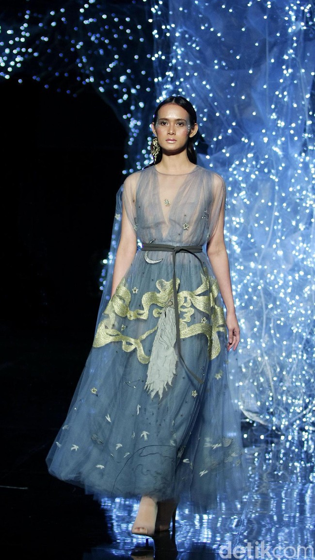 Koleksi terbaru dari desainer Hian Tjen yang mengusung tema Magellani yang bertempat di Ballroom Raffles Hotel, Jakarta, Rabu (6/9/2017) [Foto: Mohammad Abduh/Wolipop].