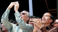 Presiden Joko Widodo dan PM Singapura Lee Hsien Loong menonton langsung atraksi dari para pasukan angkatan udara. Foto: Reuters