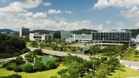 Di Korea Selatan, terdapat kampus Korea Advanced Institute of Science & Technology, kampus ilmu sains yang memiliki desain unik nan inovatif. Bentuk gedungnya modern dengan taman hijau disekelilingnya (Korea Advanced Institute of Science & Technology)