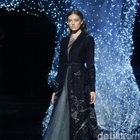 Koleksi terbaru dari desainer Hian Tjen yang mengusung tema Magellani yang bertempat di Ballroom Raffles Hotel, Jakarta, Rabu (6/9/2017) [Foto: Mohammad Abduh/Wolipop].