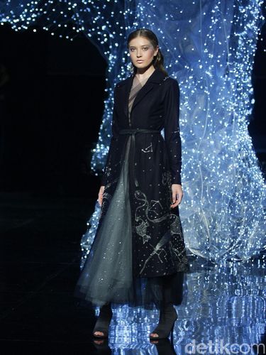 Inspirasi Galaksi Milky Way di Koleksi Gaun Teranyar Hian Tjen