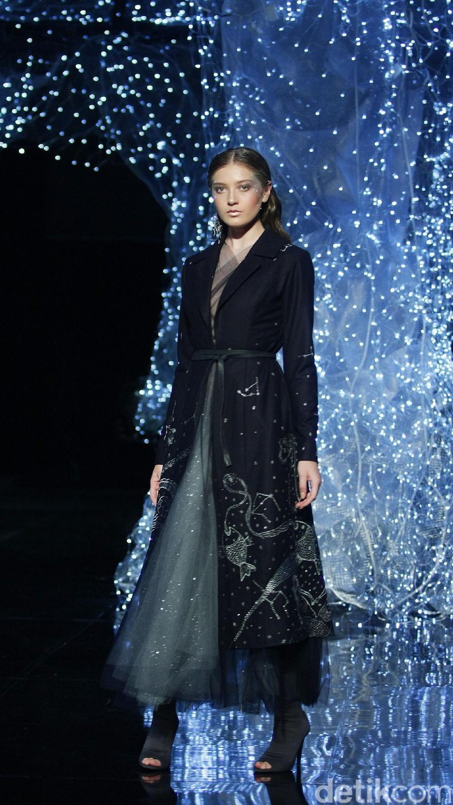 Koleksi terbaru dari desainer Hian Tjen yang mengusung tema Magellani yang bertempat di Ballroom Raffles Hotel, Jakarta, Rabu (6/9/2017) [Foto: Mohammad Abduh/Wolipop].