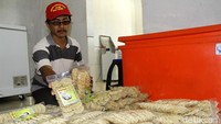 Sanyoto merupakan mitra binaan yang bergerak di bidang pembuatan makanan khas Rembang yaitu Rengginang Teri. Pria asal Rembang itu mampu memproduksi 60 kg rengginang per hari.