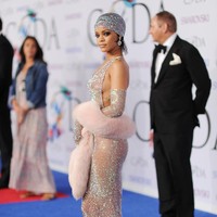 Perhatian seketika tertuju pada Rihanna yang mengenakan gaun jaring bermandikan detail Swarovski karya Adam Selman di CFDA Awards 2014. Foto: Getty Images