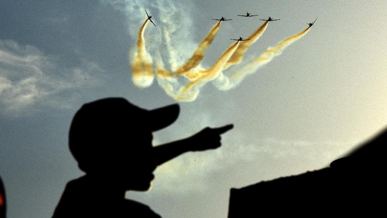 ATRAKSI JUPITER PADA F8 Pesawat Aerobatic Jupiter melakukan atraksi saat memeriahkan pembukaan Makassar International Eight Festival and forum (F8) 2017 di Anjungan Pantai Losari Makassar, Sulawesi Selatan, Rabu (6/9). Pertemuan F8 yang dihadiri sekitar 60 delegasi dan walikota dari berbagai negara tersebut berlangsung 6-10 September 2017. ANTARA FOTO/Yusran Uccang/foc/17.