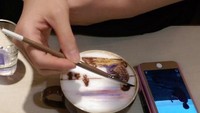 Coffee shop yang buka sejak 2012 ini juga melayani permintaan latte art dari foto. Salah satunya foto orang yang sedang duduk di tepi pantai ini. Foto: My Cofi