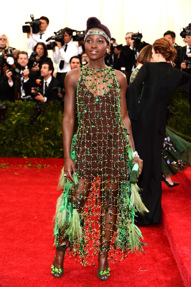 Gaun hijau pendek dengan luaran jaring rancangan Prada menemani penampilan Lupita Nyongo di Met Gala 2014. Foto: Getty Images