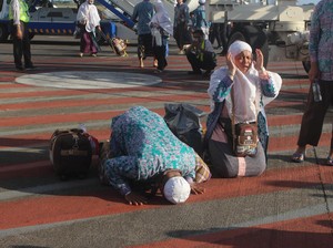 Jemaah Haji Kloter I Embarkasi Surabaya Tiba di Juanda