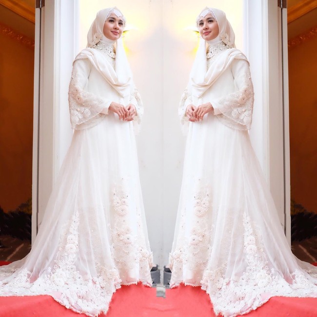 Laudya Cynthia Bella juga pernah tampil dalam balutan gaun putih panjang penuh bordir yang serba putih. Gaun ini juga cocok dipakai saat akad nikah. Foto: Dok. Instagram @laudyacynthiabella