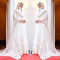 Laudya Cynthia Bella juga pernah tampil dalam balutan gaun putih panjang penuh bordir yang serba putih. Gaun ini juga cocok dipakai saat akad nikah. Foto: Dok. Instagram @laudyacynthiabella