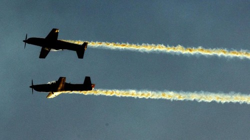 Pesawat Aerobatic Jupiter melakukan atraksi saat memeriahkan pembukaan Makassar International Eight Festival and forum (F8) 2017 di Anjungan Pantai Losari Makassar, Sulawesi Selatan, Rabu (6/9). Pertemuan F8 yang dihadiri sekitar 60 delegasi dan walikota dari berbagai negara tersebut berlangsung 6-10 September 2017. ANTARA FOTO/Yusran Uccang/foc/17.