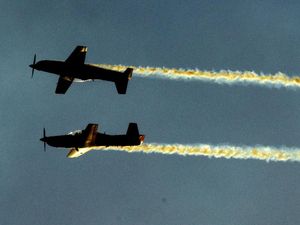 Detik-detik Mencekam Dua Pesawat Tabrakan di Atraksi Dallas Airshow
