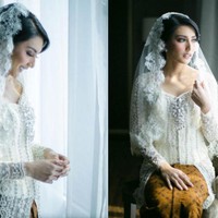Tyas Mirasih mengenakan veil berhias bordir sebagai pelengkap busana pengantin di pernikahan pertamanya. Foto: Dok. Instagram