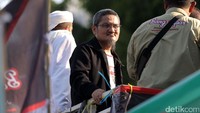 Jonru ikut naik ke atas mobil komando.