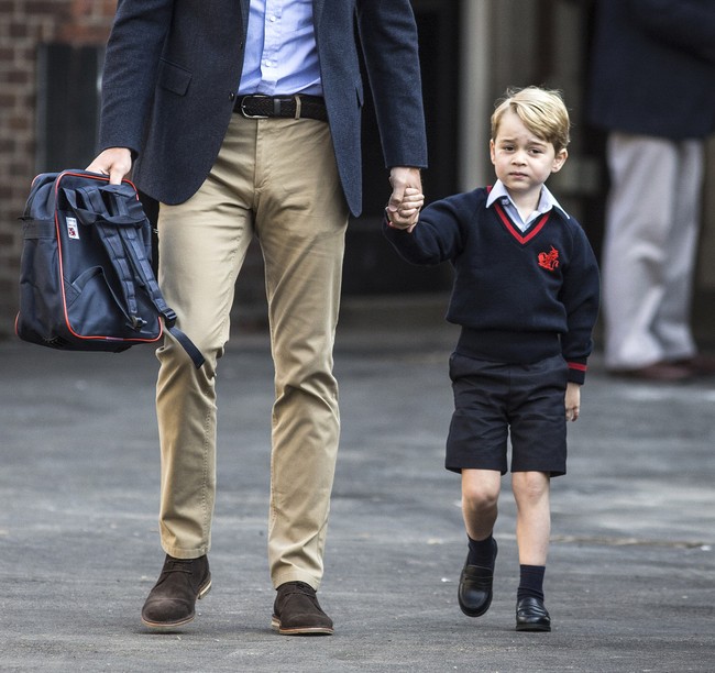 Pangeran George tampak menggemaskan dengan seragam sekolah kemeja biru bersama sweater dan celana hitam berlambang sekolahnya. Foto: Dok. Getty Images/Kensington Palace