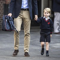 Pangeran George tampak menggemaskan dengan seragam sekolah kemeja biru bersama sweater dan celana hitam berlambang sekolahnya. Foto: Dok. Getty Images/Kensington Palace