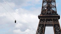 Flying fox yang ada di Paris ini dibuka selama dua minggu di bulan Juni. Traveler dapat menikmati seluncuran dari tengah jalan ke Menara Eiffel sampai ke Taman Champs de Mars (Dok. CNN Travel)