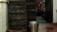 Rata-rata pemilik kedai bisa membeli 100 ekor ular setiap minggunya. Kuliner ini tampaknya cukup digemari warga setempat (Bobby Yip/Reuters)