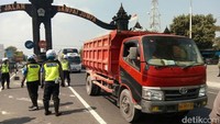 Untuk pagi ini, hanya kendaraan dengan plat nomor AA (Magelang) yang diizinkan untuk lewat (Bagus Kurniawan/detikcom)