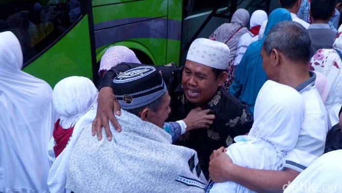 Tangis Haru Mewarnai Kedatangan Jemaah Haji di Banjarnegara