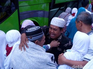Tangis Haru Mewarnai Kedatangan Jemaah Haji di Banjarnegara
