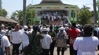 Usai salat gaib, jamaah kemudian berkumpul di halaman masjid. Koordinator aksi, Anang Imammudin berdiri di tangga masuk masjid lalu berorasi di hadapan massa. (Pertiwi/detikcom)
