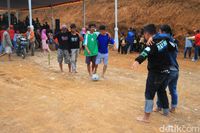 Main Bola Empat Kaki, Cara Pemuda Cilame Bandung Tetap Kompak 