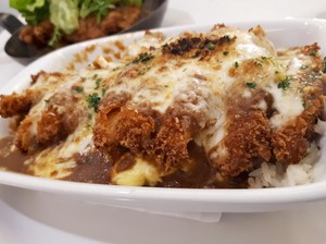 Nosh: Menikmati Baked Curry Omurice dan Buttermilk Fried Chicken di Kafe Nuansa Putih