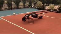 Setelah itu, dia harus melakukan push-up di tempat sambil menahan beban agar tidak menariknya mundur. Foto: Instagram/chrishemsworth
