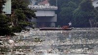 Terlihat sampah-sampah yang mengapung di aliran sungai.