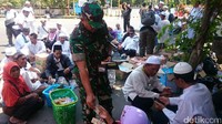 Seorang tentara membeli makanan untuk mengganjal perut sebelum Salat Jumat (Pertiwi/detikcom)