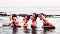 Selain itu mereka juga tampak bersama Alyssa Daguise, pacar Al Ghazali. (Dok. Instagram/alyssadaguise)