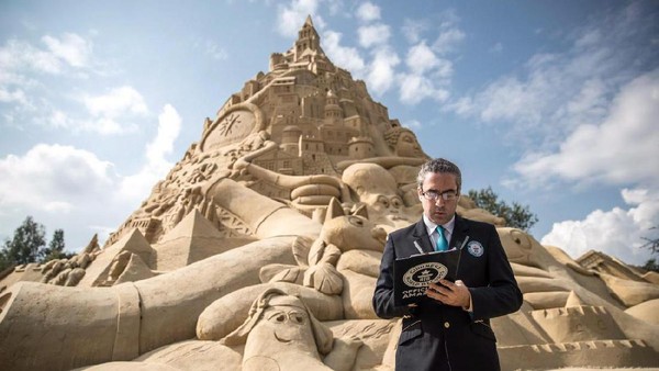 Jack Brockba, perwakilan dari Guiness Book of World Records memberikan penilaian dan pengesahan untuk istana pasir ini. Penobatan ini dilakukan pada Jumat (1/9/2017) lalu (Maja Hitij/Getty Images)