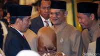 Jokowi berbincang dengan keluarga mempelai.