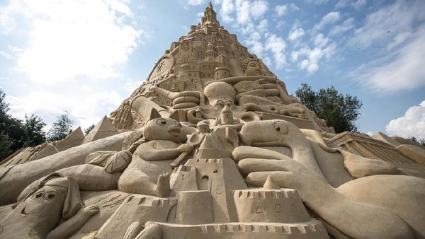 Istana Sandburg ini dibuat oleh tim seniman di Kota Duisburg, Jerman. Perhimpunan agen travel lokal bersatu untuk memecahkan Guiness World Record dalam kategori Istana Pasir Tertinggi di Dunia, dan mereka berhasil (Maja Hitij/Getty Images) Istana Sandburg ini dibuat oleh tim seniman di Kota Duisburg, Jerman. Perhimpunan agen travel lokal bersatu untuk memecahkan Guiness World Record dalam kategori Istana Pasir Tertinggi di Dunia, dan mereka berhasil (Maja Hitij/Getty Images)