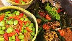 Enaknya Makan Siang Ramai-ramai Menyantap Nasi Liwet Sundaan Di Sini