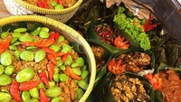 Warung Sunda Ceu Kokom yang ada di Jalan Pos Pengumben Raya No. 34C ini bisa jadi tempat makan siang enak. Nasi liwet bisa dipesan satu porsi atau dipesan untuk makan ramai-ramai. Ditambah dengan pete, rasanya makin mantap! Foto: Istimewa