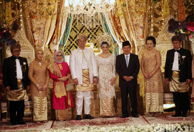 Pada 8 September 2017 Presiden Joko Widodo terlihat menghadiri pernikahan Putri Selaras Oesman atau Uti Buncis dengan Danindro Arionindito atau Rama. Tak hanya Jokowi, Jusuf Kalla juga tampak menghadiri pesta pernikahan tersebut. Jokowi dan Jusuf Kalla bahkan menjadi saksi pernikahan. Foto: Lamhot Aritonang