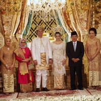 Pada 8 September 2017 Presiden Joko Widodo terlihat menghadiri pernikahan Putri Selaras Oesman atau Uti Buncis dengan Danindro Arionindito atau Rama. Tak hanya Jokowi, Jusuf Kalla juga tampak menghadiri pesta pernikahan tersebut. Jokowi dan Jusuf Kalla bahkan menjadi saksi pernikahan. Foto: Lamhot Aritonang