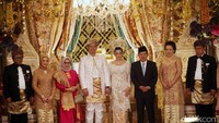 JK berfoto dengan kedua mempelai.