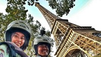 Beberapa negara yang dilaluinya antara lain Thailand, Nepal, India, Pakistan, Armenia, Georgia, Turki, Yunani, Albania, Kroasia, Slovenia, Italia, Swiss, Jerman, dan Prancis. Pasangan ini mengakhiri perjalanannya di depan Kedutaan Besar Malaysia di London, Inggris. Foto: Pool (paultan)