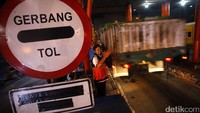2 Gerbang tol tersebut adalah Cibubur Utama dan Cimanggis. Hal ini juga untuk mendukung pembayaran non tunai pada pintu tol.