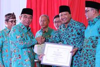 Bupati Irsyad saat menerima pasuruan Augerah Aksara 2017