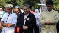 Jonru bersama massa menggelar salat berjamaah.