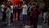 Gempa itu membangunkan warga Meksiko tengah lelap tertidur. Terlihat beberapa warga hanya mengenakan piyama dan pakaian tidur saat berlari keluar rumah. (Foto: AFP PHOTO/LUIS PEREZ)