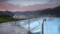 Hotel ini merupakan jenis bintang 5 yang memiliki fasilitas mewah. Termasuk infinity pool yang menghadap ke pegunungan cantik (booking.com)