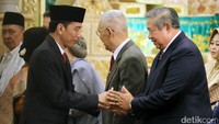 Jokowi dan SBY bersalaman.