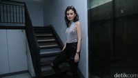 Ia memadukan penampilannya dengan mengenakan sneakers membuat dirinya terlihat boyish.Tak  (Hanif/detikHOT)
